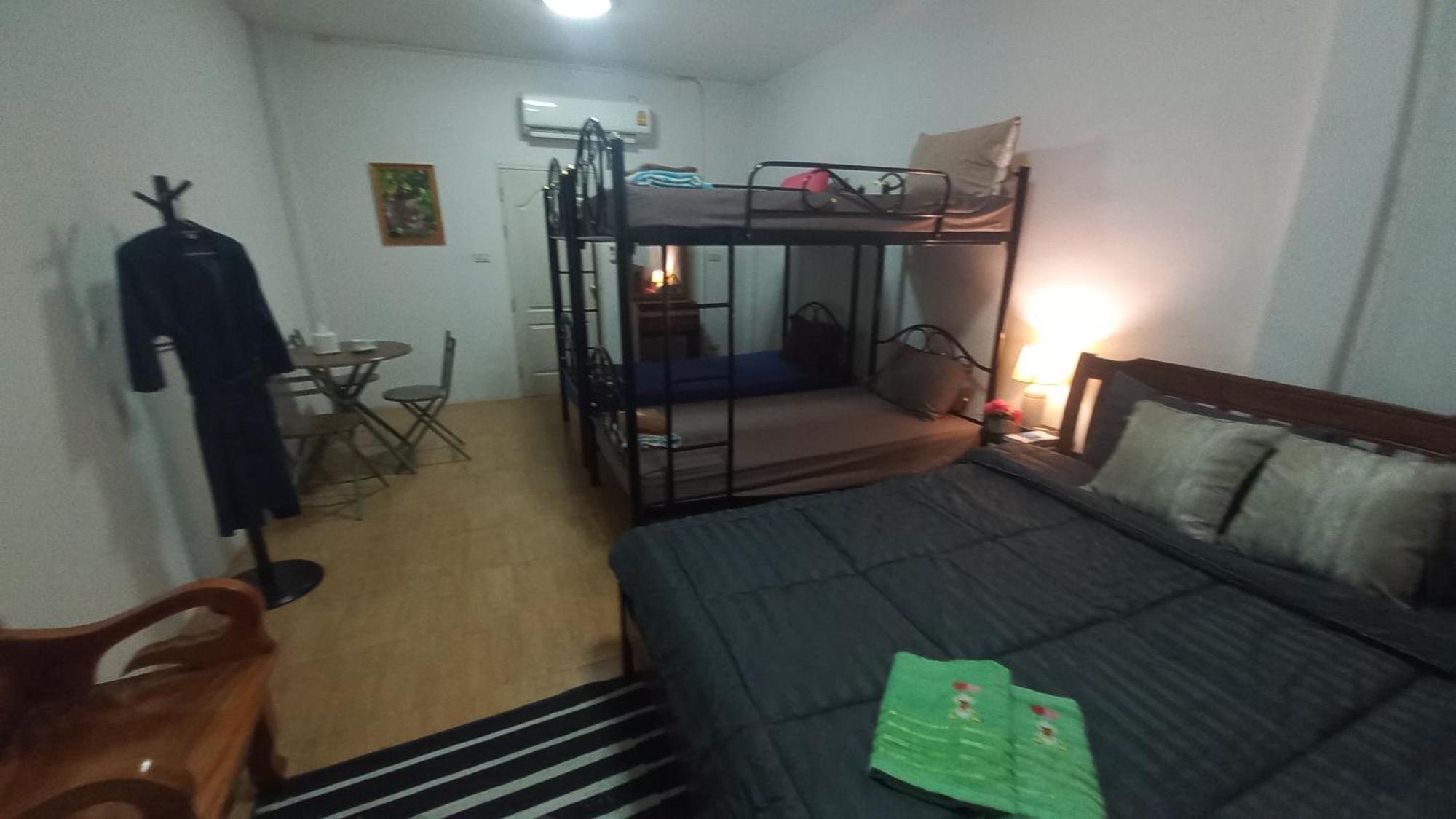 Amaretto Hostel Surat Thani Exteriör bild
