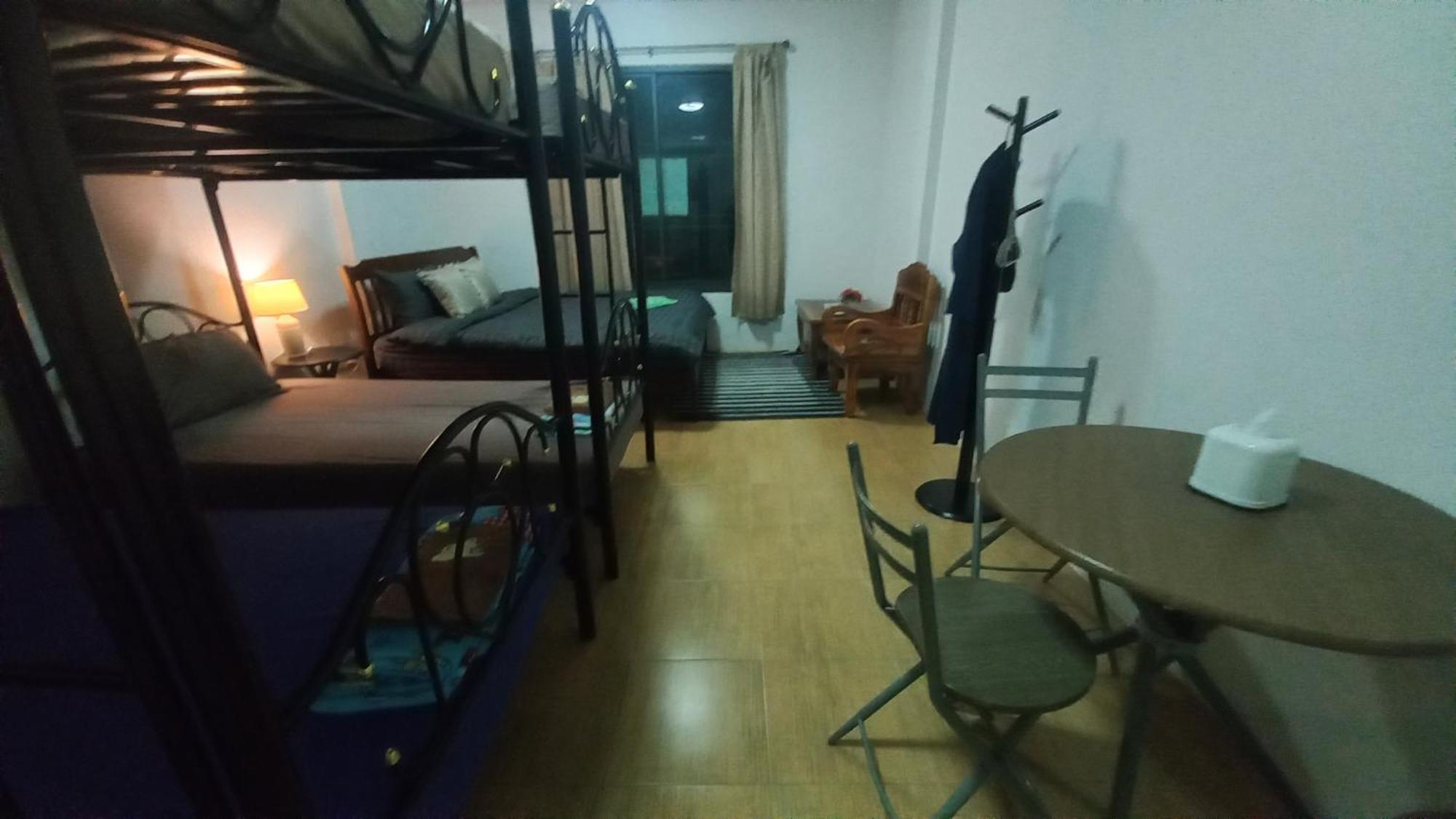 Amaretto Hostel Surat Thani Exteriör bild