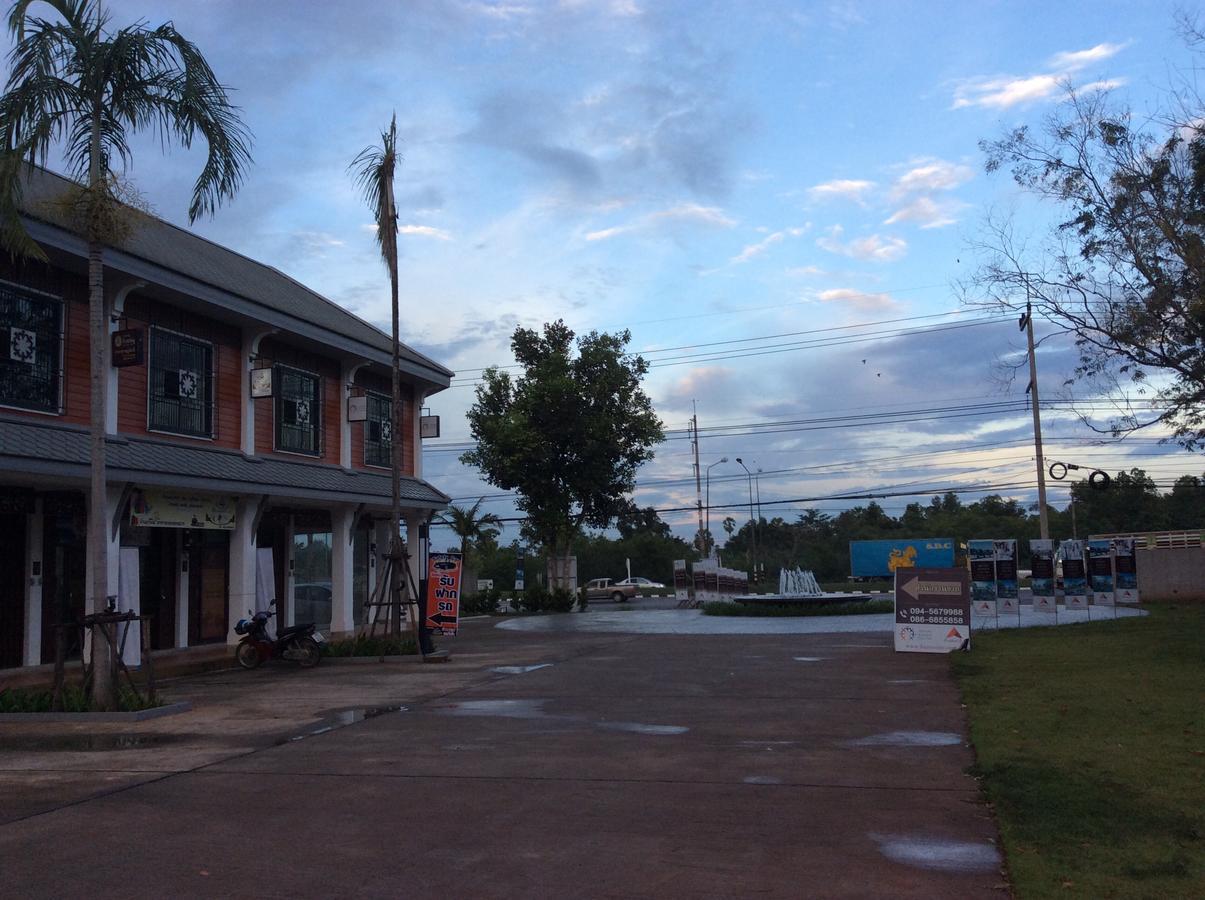 Amaretto Hostel Surat Thani Exteriör bild